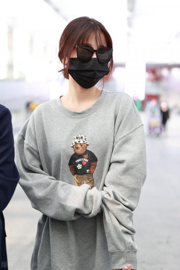 虞書欣穿灰色小熊衛衣搭配黑色牛仔褲，戴墨鏡休閒可愛