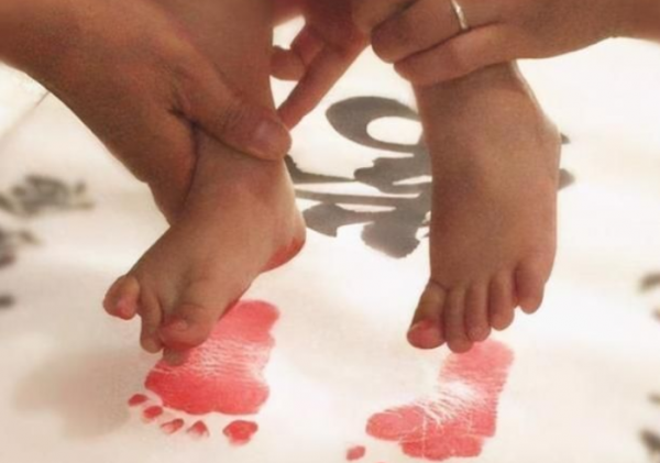 為何新生兒要在醫院“按腳印”？醫生不會明說，新手爸媽卻要知道