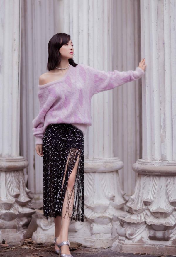 33歲的宋茜也太甜了，穿拼接針織衫配粉色單肩包，少女感爆棚