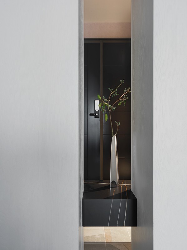 她花20萬裝100㎡新房，做最對的事：床頭隔出步入式衣帽間，漂亮