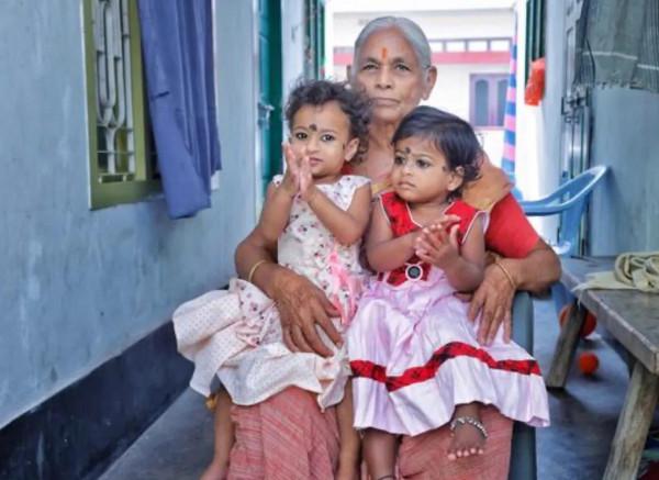 3年前，74歲大媽生下雙胞胎，現坦言：後悔做出這樣的選擇