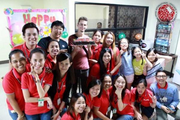 “雙減”之下，3萬菲教被曝出，夾縫中生存的外教，真有那麼神？