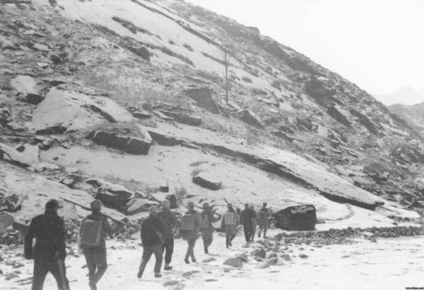 日軍雪夜屠村趕盡殺絕，八路軍憤怒復仇：格殺勿論，一夜殺500人