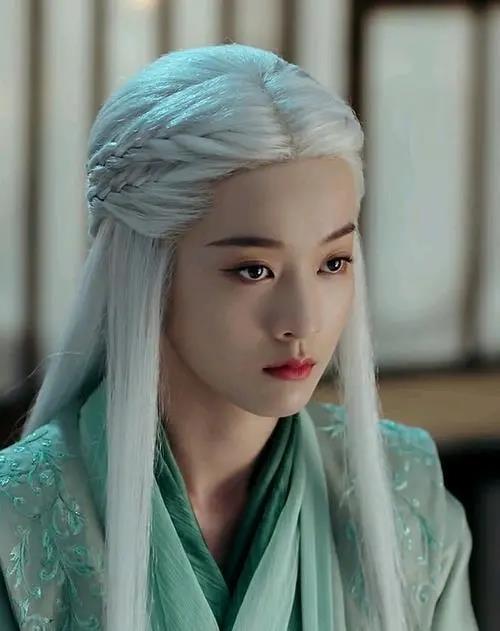 熱巴《安樂傳》白髮造型曝光，編髮撞張雪迎，還沒龔俊白髮驚豔