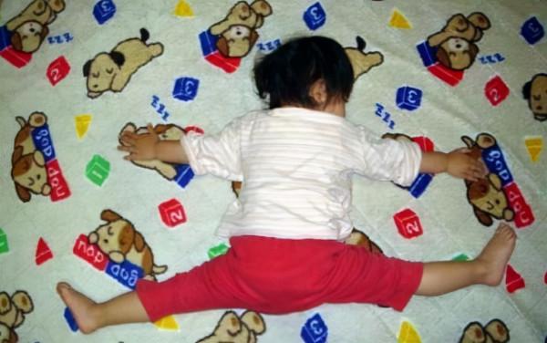 有種“熱”叫孩子愛踢被子，其實不止熱，娃有“苦衷”媽媽不知