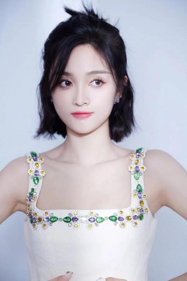 白白嫩嫩的吳宣儀，似青春美少女