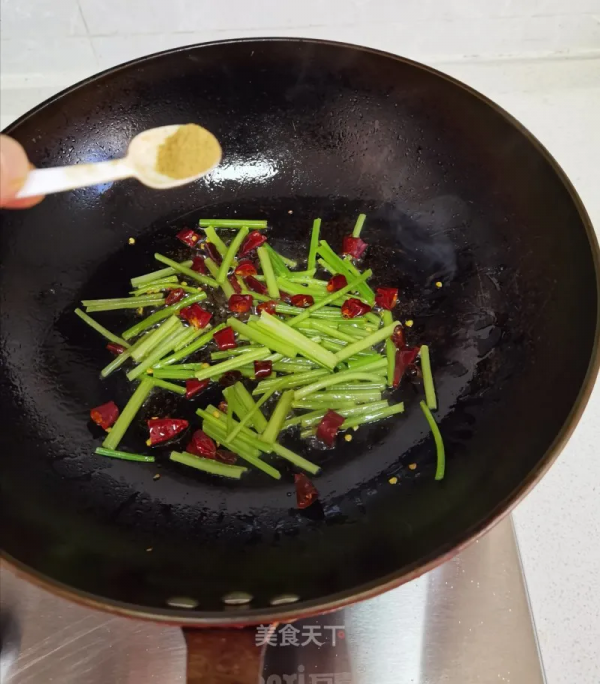 這幾道乾煸菜，焦香四溢，麻辣過癮，下酒又下飯