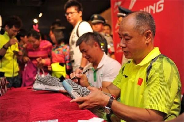 &OpenCurlyDoubleQuote;體操王子&rdquo;李寧身價百億，58歲頭髮脫落，59歲妻子仍風韻猶存