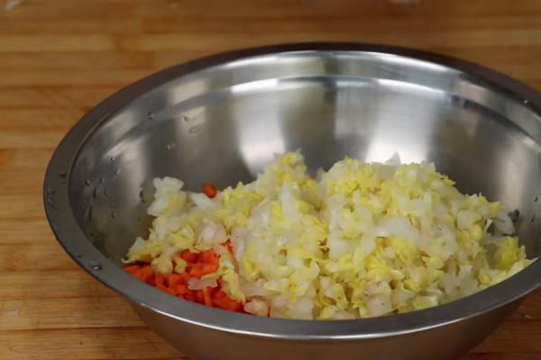 白菜里加2個雞蛋，不炒不燉，簡單一做，比吃肉還香，出鍋就搶光