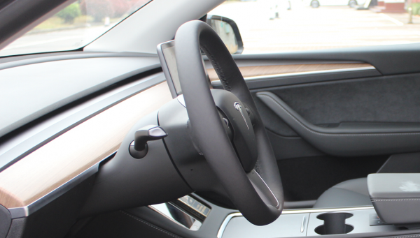 試駕特斯拉Model Y：這玩意兒開起來咋就那麼像個“大玩具”？