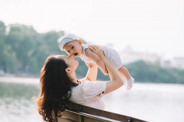 男子荒野獨居7年，與皮球為伴。回家後，老婆改嫁他人，最後釋懷