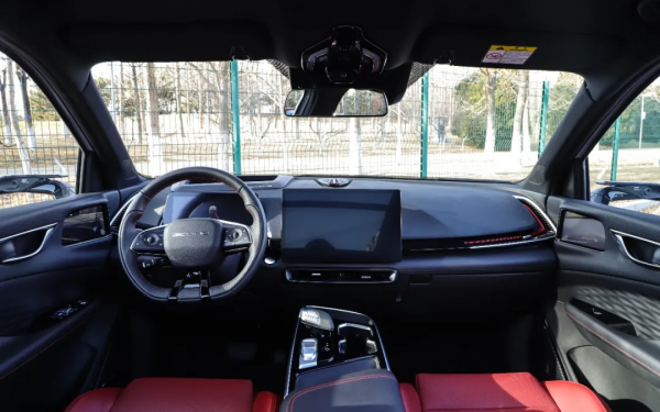 電子後視鏡+華為車機,軸距2735mm,預計10萬出頭可買 電子後視鏡+華為車機,軸距2735mm,預計10萬出頭可買