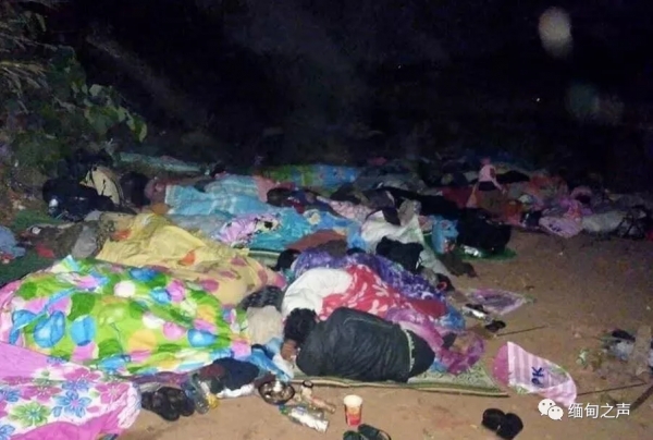 緬甸妙瓦底難民營，炮彈掉落瞬間，伴隨著尖叫聲，難民四散逃開