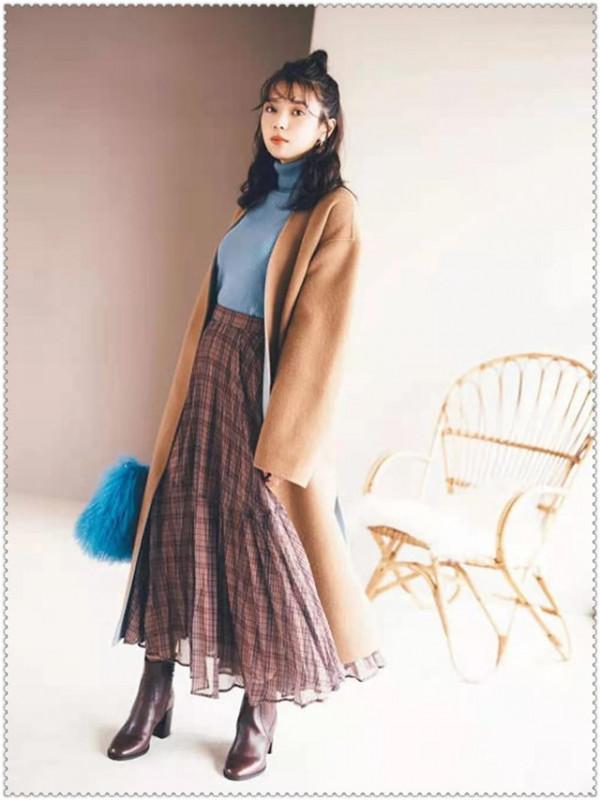 又一冬裝火了，叫“風琴裙”，配大衣毛衣溫柔氣質，讓你美得知性