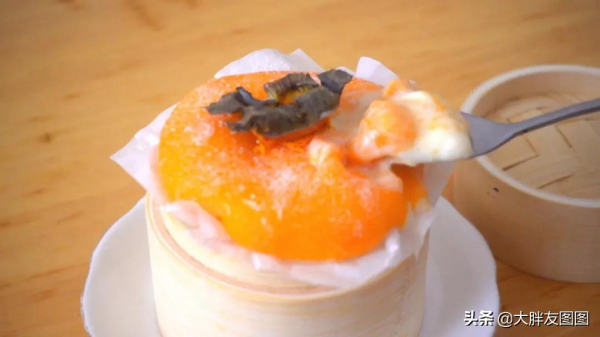 第一眼以為是個柿子，一勺下去，饞哭