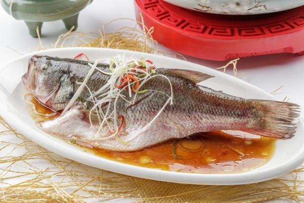 買鱸魚，選購“肚子大”還是“肚子小”的，口感差別大，別買錯