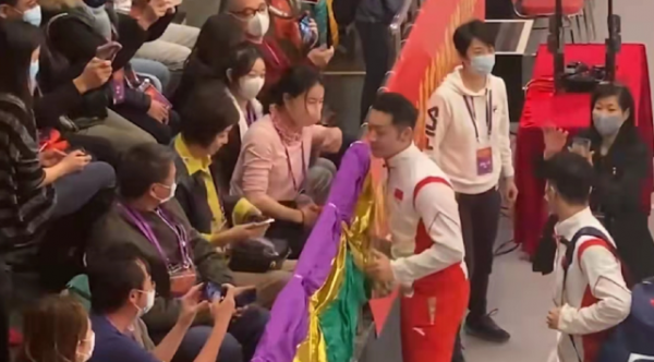 眾冠軍齊聚太少見！40歲郭晶晶穿粉衣太少女，同框大魔王毫不遜色