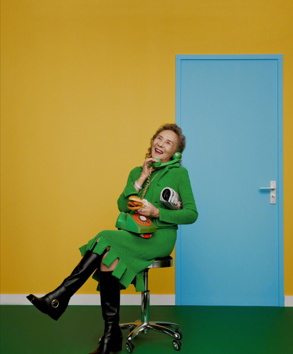 83歲奶奶穿30年前的“舊衣服”，時髦又減齡，網友：突然不怕老了