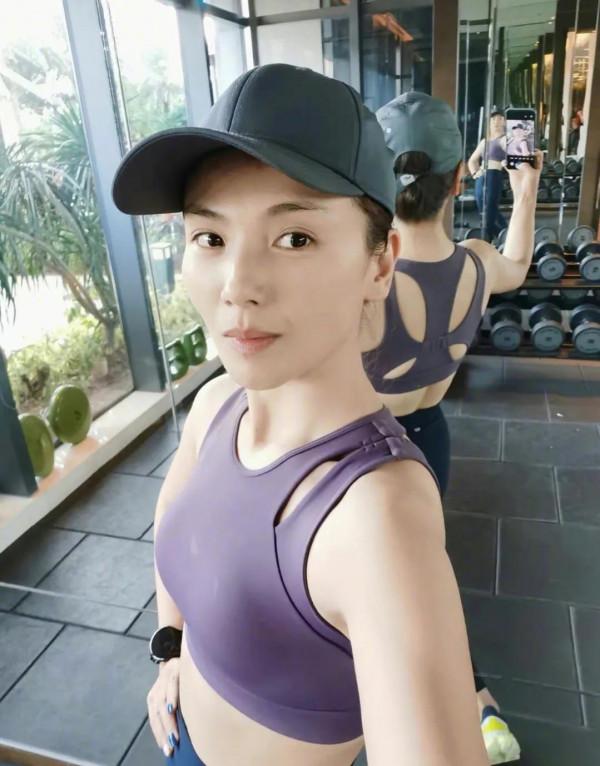 劉濤素顏健身照