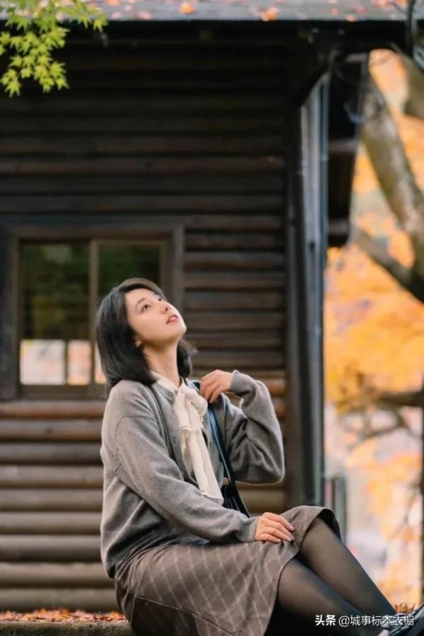 只是在紅葉的車站停留了幾分鐘，秋冬是真的很美