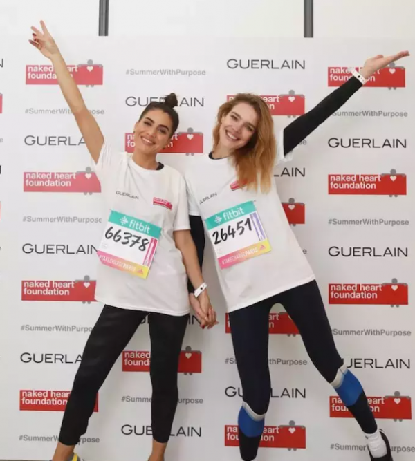 水果妹頭婚嫁貴族，二婚帶3娃嫁LV太子爺，39歲的她穿紅裙多美