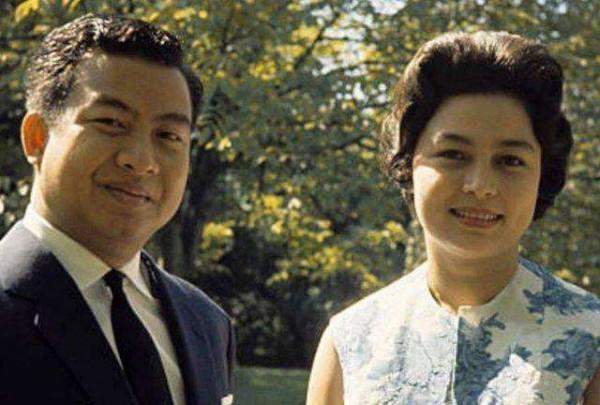 1973年,西哈努克見到喬森潘就像見到失散的兒子一樣欣喜若狂 1973年,西哈努克見到喬森潘就像見到失散的兒子一樣欣喜若狂