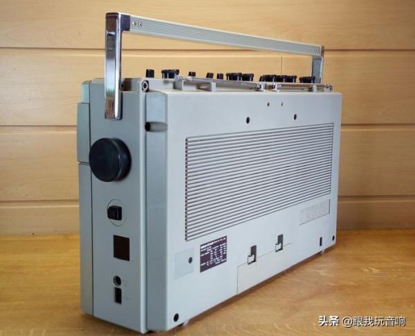 非常漂亮的懷舊經典音響,立體聲收音機錄音機,很酷的木質外觀 非常漂亮的懷舊經典音響,立體聲收音機錄音機,很酷的木質外觀