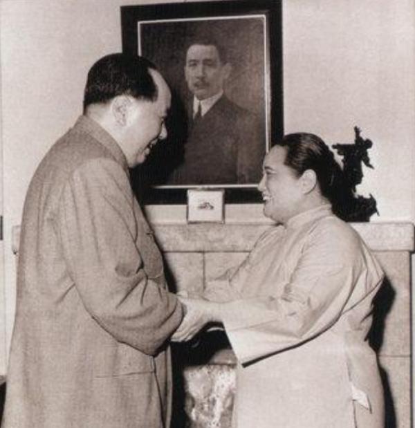 76年周恩來病逝後,宋慶齡獨自一人坐著流淚:國家少了一個好幫手 76年周恩來病逝後,宋慶齡獨自一人坐著流淚:國家少了一個好幫手