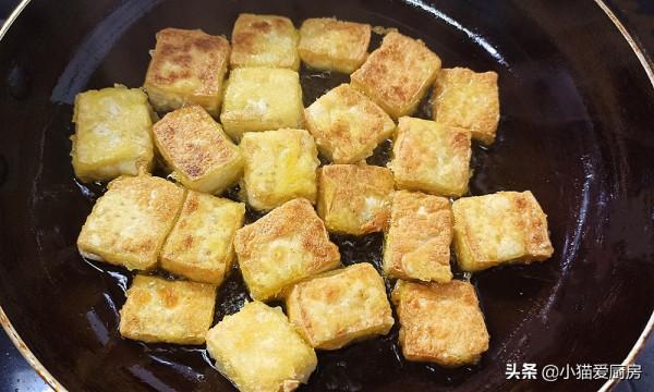 一道用嫩豆腐製作的“蝦仁豆腐煲”，特別開胃，比吃火鍋還過癮