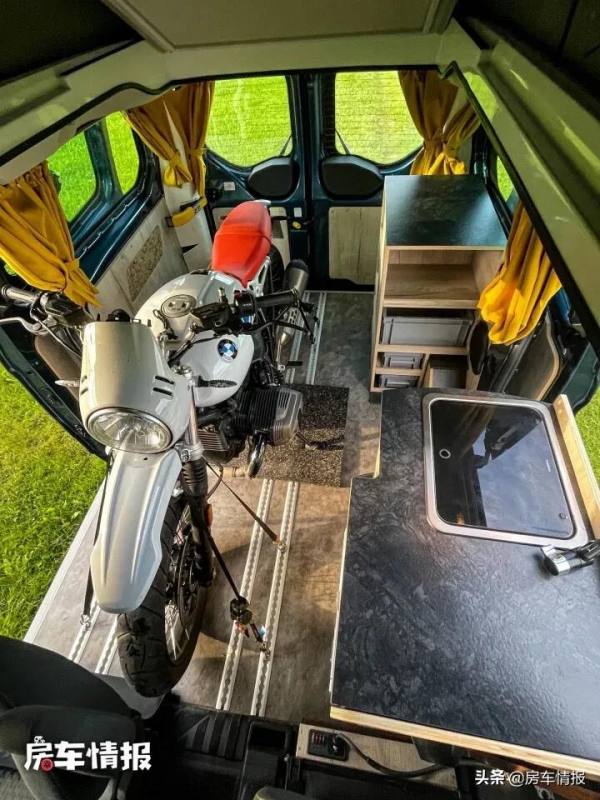 福特露營車有創意！佈局隨心變最多坐9人，上下2張床能放摩托車