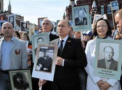 2015年，普京放下身份，高舉父親遺像參加遊行，他為何這麼做？