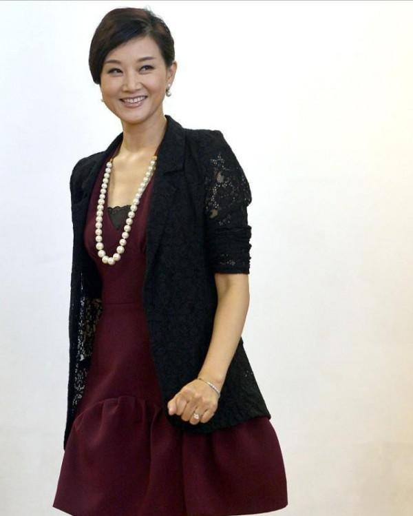 宋祖英才是真正“骨相美”，一身紅黑配大氣優雅，天然臉就是抗老