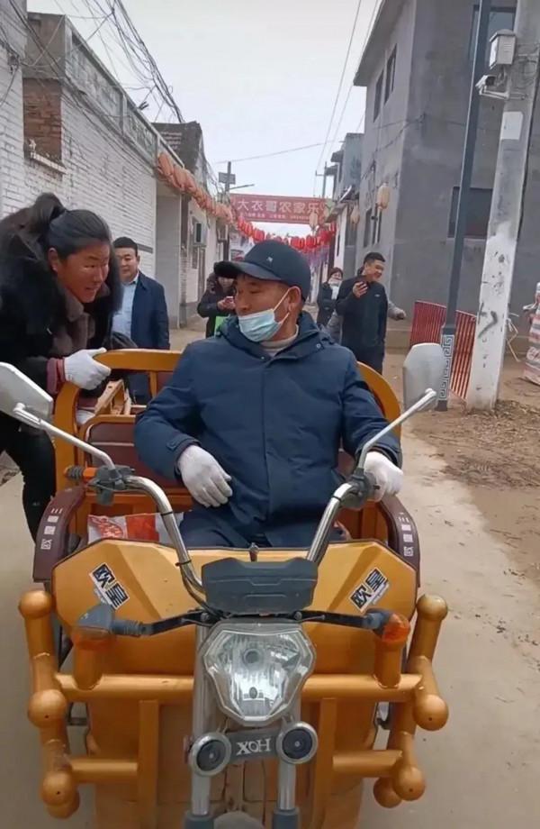 大衣哥過年好