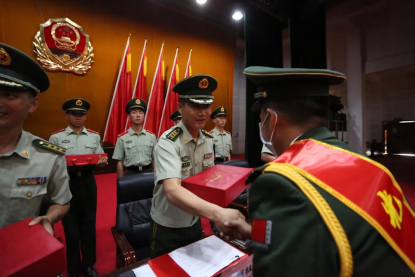 武警警官退役儀式，紀念品亮了