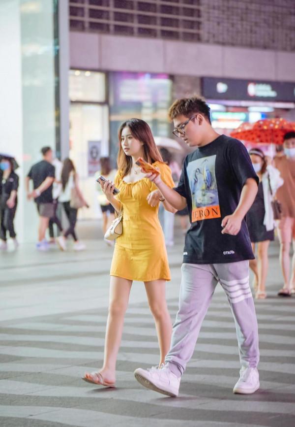 看街拍 學穿搭：12組情侶逛街穿搭示範 你也可以這樣潮