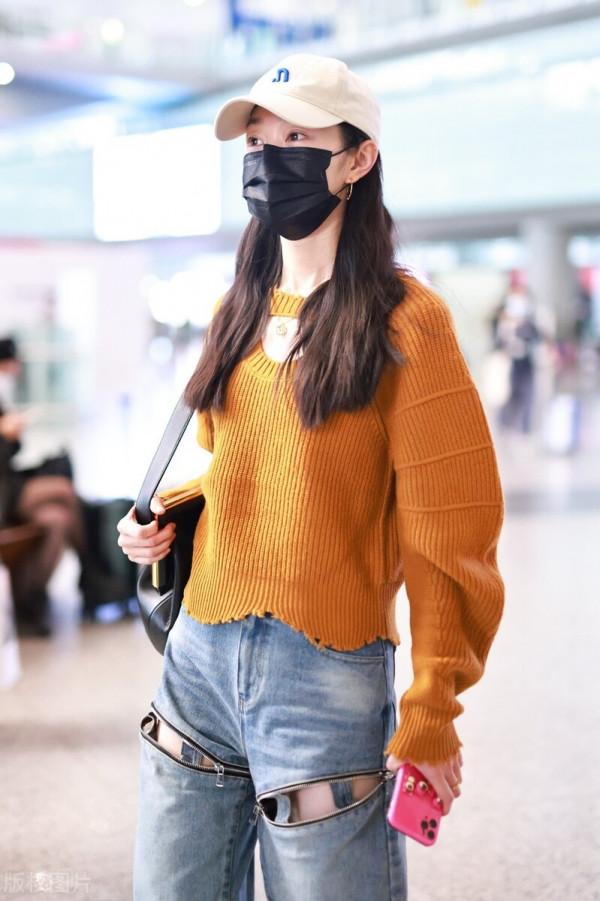 31歲宋軼美出少女範，棕色毛衣很有氛圍感，牛仔褲“挖空”太時髦