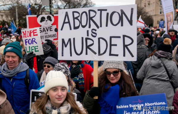 美國民眾過得不開心，對政府滿意度直線下降，不相信軍方能力