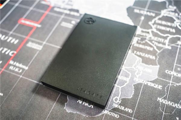 支援RGB燈效的行動硬碟——希捷酷玩極光俠開箱體驗