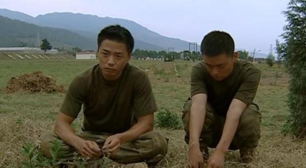 扮酷耍帥就別演軍人，看看這7位男星的表演