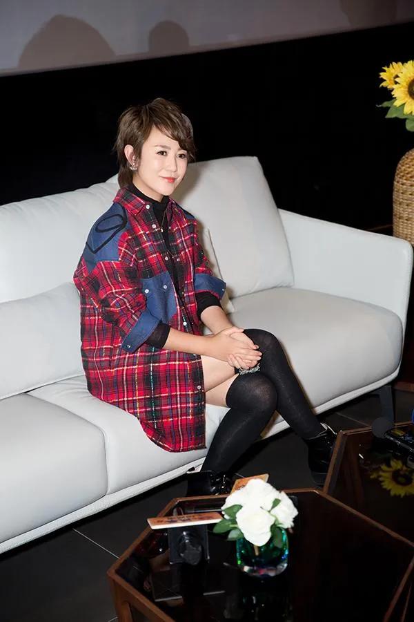 馬麗大變風格，穿開叉裙大膽露肩，一改往日&OpenCurlyDoubleQuote;爺們&rdquo;風格