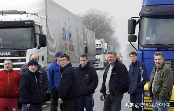 俄羅斯人路怒症為什麼這麼嚴重？路上開車斗氣，動不動就下車幹架