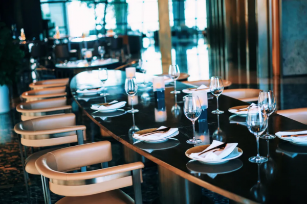 住進愛馬仕橙的房間，躺在高空看海景