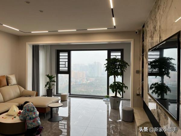 一家四口喬遷新居，全屋裝修漂亮上檔次，生活幸福又令人羨慕