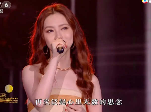 大灣區晚會群星爭奇鬥豔:王菲穿白裙如仙女,趙麗穎素色裙顯身材 大灣區晚會群星爭奇鬥豔:王菲穿白裙如仙女,趙麗穎素色裙顯身材