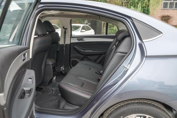 配1&period;5L發動機&plus;CVT變速箱，百公里油耗6&period;9L，艾瑞澤GX怎麼樣？