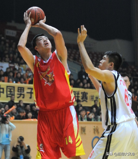 14中11!艾孜麥提大秀中投,楊毅讚歎:像劉玉棟長著王治郅的左手 14中11!艾孜麥提大秀中投,楊毅讚歎:像劉玉棟長著王治郅的左手