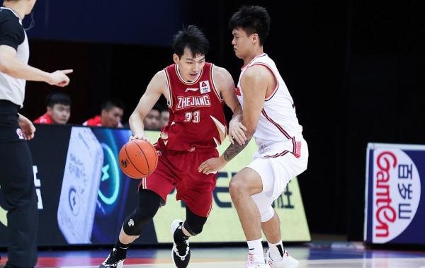 CBA再現爭議判罰！裁判汪梅漏吹廣東腳踢球，卻吹吳前技術犯規