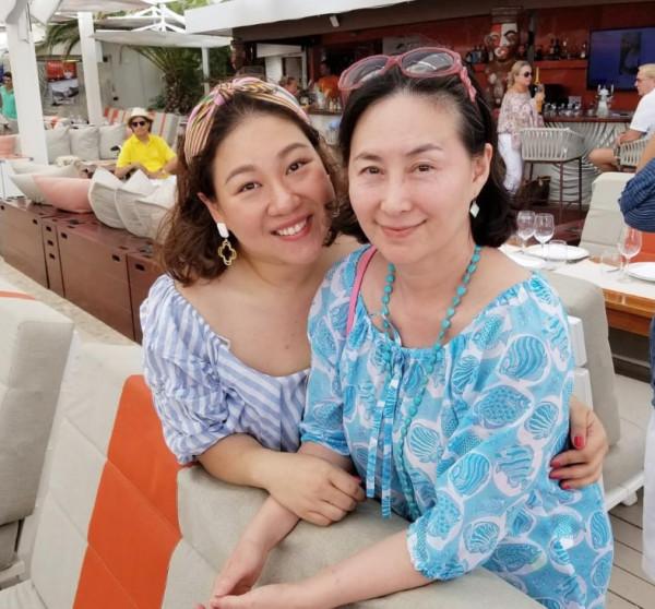 何超瓊被拍近照，眼袋深重頸紋多皺，真名媛老了氣質還那麼高貴