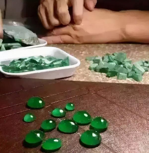 沒人惦記的原石,滿身是裂卻切出了一隻雞 沒人惦記的原石,滿身是裂卻切出了一隻雞