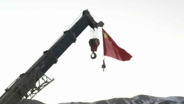 儀式感滿滿！海拔4300多米，他們用吊車升起五星紅旗迎新年